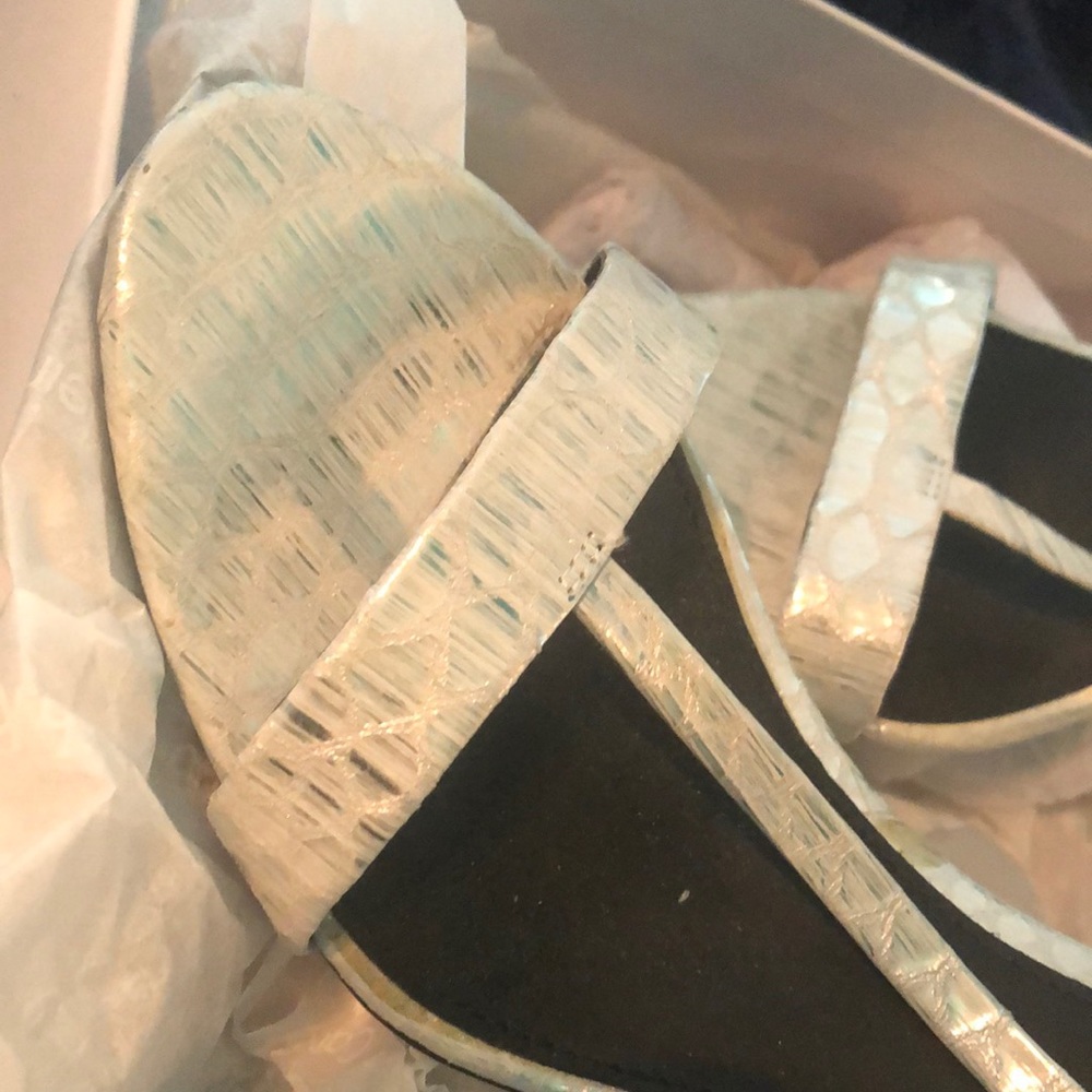 Gorgeous 2 tone sandal nothing less!